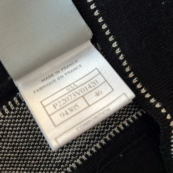CHANEL SWEATER BLACK SIZE 46 Long sleeve Gorgeous Grey Stripe CHANEL on side - Picture 11 of 13